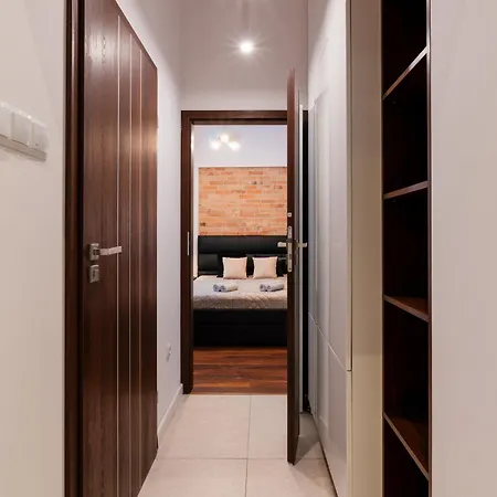 Luna Prestige - Old Town Center & Main Station