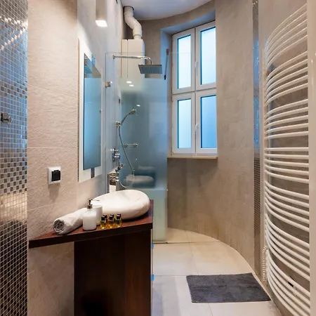 Luna Prestige - Old Town Center & Main Station *