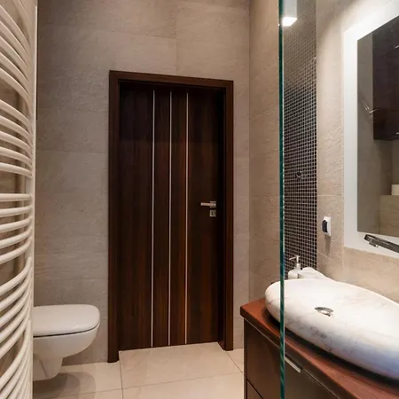 Luna Prestige - Old Town Center & Main Station *